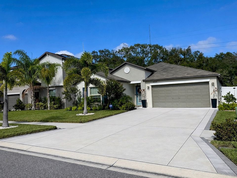Residential property with a modern design featuring a well-maintained concrete driveway and landscaping, showcasing Accu-Krete's quality concrete work in Central Florida.